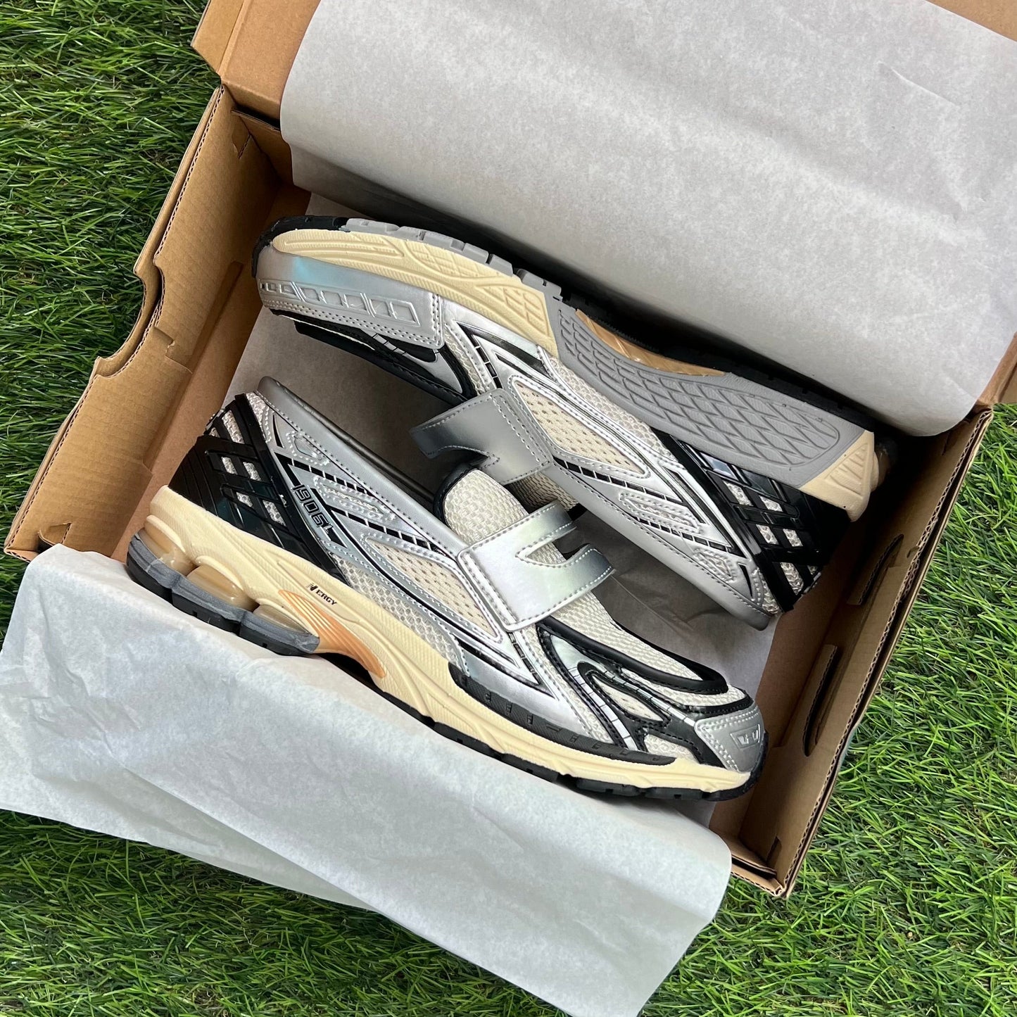New Balance 1906L “Silver Metallic Cream”